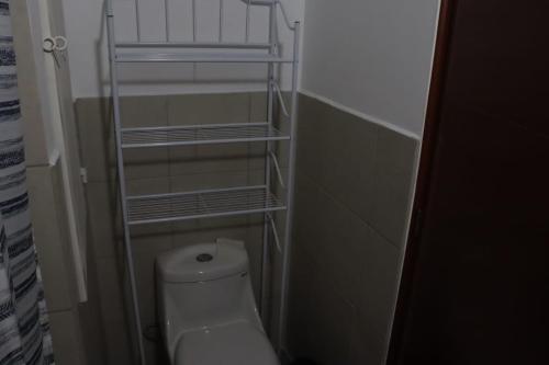 Habitación con baño pequeño con aseo. en Apartamento Citta zona 1, en Guatemala