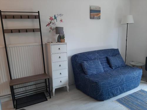- une chambre avec une chaise bleue et des lits superposés dans l'établissement Studio cosy proche océan et commerces, parfait pour des vacances à deux! - FR-1-239-437, à Seignosse