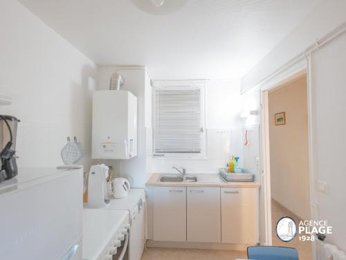 Køkken eller tekøkken på Appartement spacieux face mer avec balcon, proche du centre et commerces - FR-1-197-170