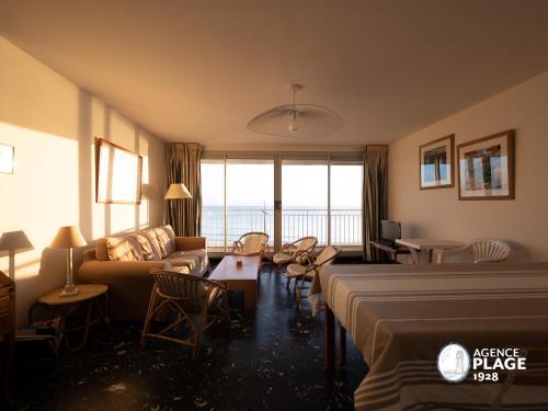 En eller flere senge i et værelse på Appartement spacieux face mer avec balcon, proche du centre et commerces - FR-1-197-170