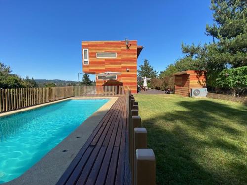 una casa con piscina in un cortile di Agradable casa de campo 2 pisos con piscina. ad Algarrobo