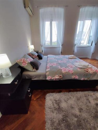 Postel nebo postele na pokoji v ubytování 2 bedroom apartment in the city
