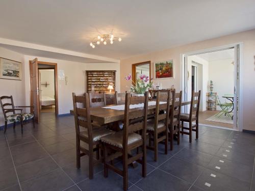 une salle à manger avec une table et des chaises dans l'établissement T4 avec garage proche plage et commerces - FR-1-92-590, à Les Sables-dʼOlonne