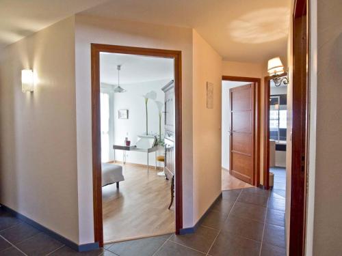 Appartement Les Sables-d'Olonne, 4 pièces, 6 personnes - FR-1-92-590 في لي سابلِ دولونْ: ممر مع باب يؤدي إلى غرفة المعيشة