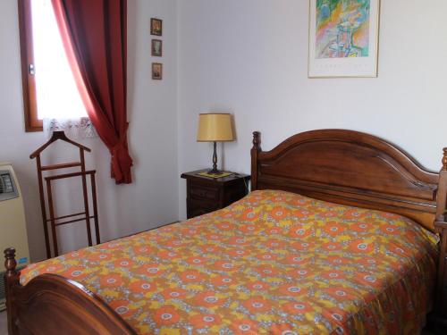 バニュルス・シュル・メールにあるAppartement Banyuls-sur-Mer, 4 pièces, 6 personnes - FR-1-309-82のベッドルーム1室(オレンジ色の毛布付きのベッド1台付)