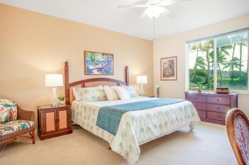 um quarto com uma cama e uma janela em Waikoloa Fairway Villas #L22 em Waikoloa