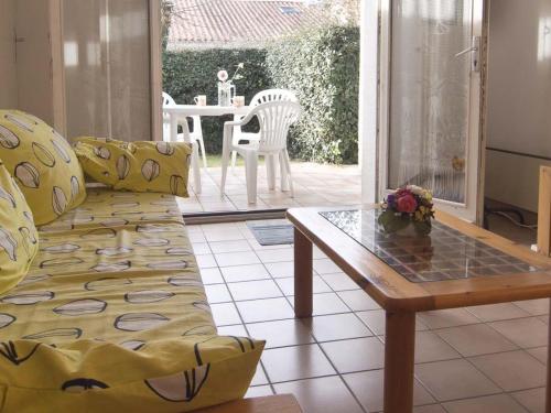 Appartement Les Sables-d'Olonne, 2 pièces, 4 personnes - FR-1-92-654にあるシーティングエリア