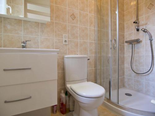 uma casa de banho com um WC, um chuveiro e um lavatório. em Maison Les Sables-d'Olonne, 3 pièces, 4 personnes - FR-1-92-671 em Les Sables-dʼOlonne