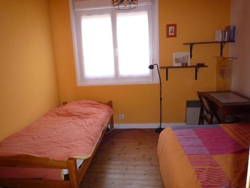 une chambre avec deux lits et une fenêtre dans l'établissement Maison de Pêcheur Rénovée avec Cour Calme, à 50m de la Mer et Proche Plage et Commerces - FR-1-92-702, à Les Sables-dʼOlonne