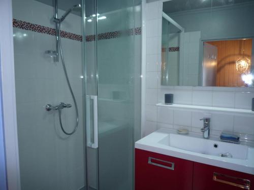 une salle de bain avec une douche en verre et un lavabo dans l'établissement Maison de Pêcheur Rénovée avec Cour Calme, à 50m de la Mer et Proche Plage et Commerces - FR-1-92-702, à Les Sables-dʼOlonne