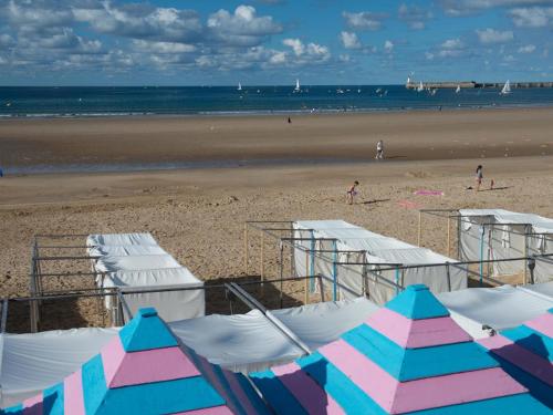 Appartement T2 : grande terrasse équipée, parking, à 200m de la mer et 400m de la plage