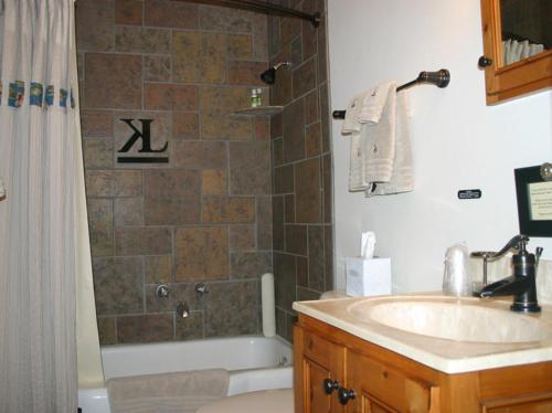 La salle de bains est pourvue d'un lavabo, d'une douche et d'une baignoire. dans l'établissement Kay El Bar Guest Ranch, à Wickenburg