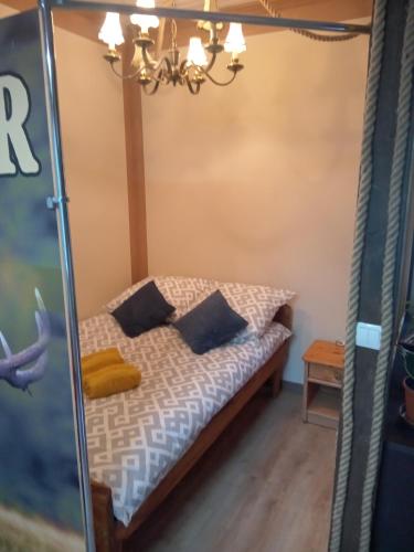 un dormitorio con una cama en una habitación en Domek Hanter, en Jugów