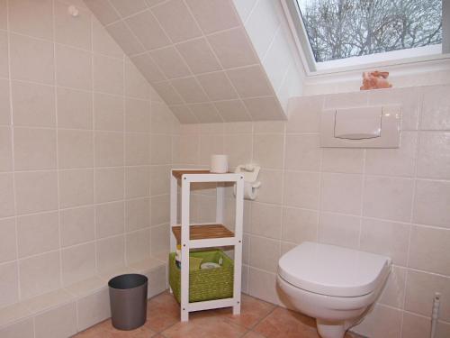 een badkamer met een toilet en een raam bij Ferienwohnung Weitblick auf der Sonneninsel Fehmarn in Schlagsdorf