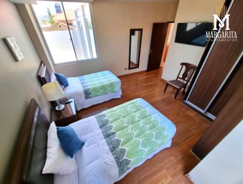 an overhead view of a bedroom with two beds at Margarita Apartamentos in Cochabamba