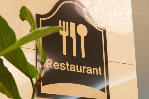 a sign forrestaurant with forks and spoons at Fontana Beach Hotel in Mokpo