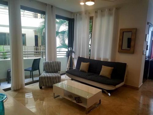 un soggiorno con un divano e un tavolino da caffè di Stunning 1 Bedroom 1 Bathroom Modern Condo Few Blocks To The Beach And 5th Avenue a Playa del Carmen