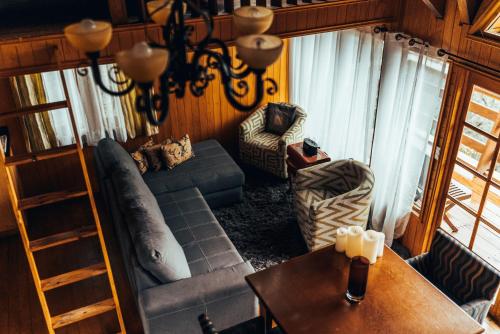 a living room with a couch and a table at Woodland Cabins in Santa Ana Jilotzingo