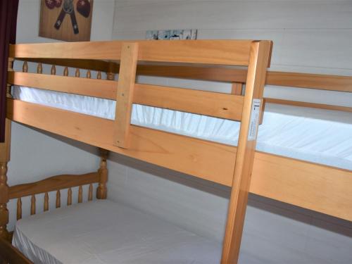 プラローニャン・ラ・ヴァノワーズにあるAppartement Pralognan-la-Vanoise, 2 pièces, 4 personnes - FR-1-464-9の二段ベッド2組が備わる客室です。