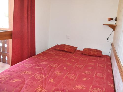 プラローニャン・ラ・ヴァノワーズにあるAppartement Pralognan-la-Vanoise, 2 pièces, 4 personnes - FR-1-464-89の赤いベッド(枕2つ付)