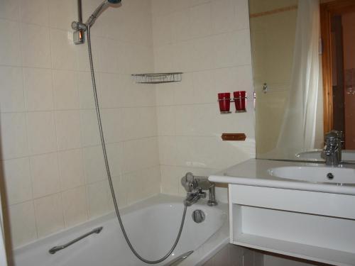 une salle de bain avec une douche, une baignoire et un lavabo dans l'établissement Charmant 2 Pièces au Centre de Pralognan-la-Vanoise, Proche Téléphérique et Commerces - FR-1-464-89, à Pralognan-la-Vanoise