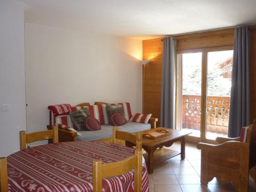 Appartement Pralognan-la-Vanoise, 3 pièces, 4 personnes - FR-1-464-120にあるシーティングエリア