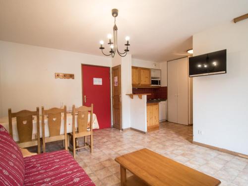 un salon et une cuisine avec un canapé et une table dans l'établissement Spacieux appartement 6 pers au pied des pistes avec balcon et parking – Val-Cenis - FR-1-508-8, à Lanslevillard
