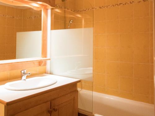une salle de bain avec un lavabo, une douche et une baignoire dans l'établissement Duplex 10 pers au pied des pistes avec parking, balcon et wifi à Val Cenis - FR-1-508-25, à Lanslevillard
