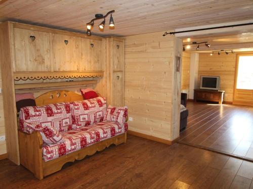 a living room with a couch and a television at Chalet Aussois, 6 pièces, 14 personnes - FR-1-508-28 in Aussois