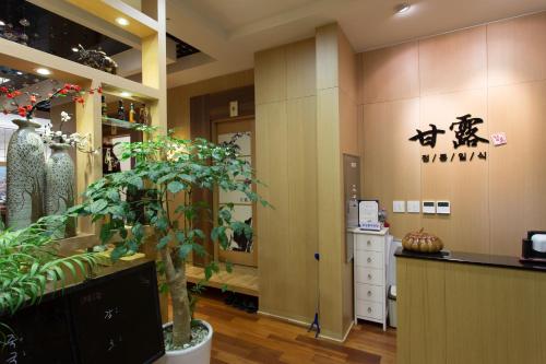 a shop with a potted plant in a room at Fontana Beach Hotel in Mokpo