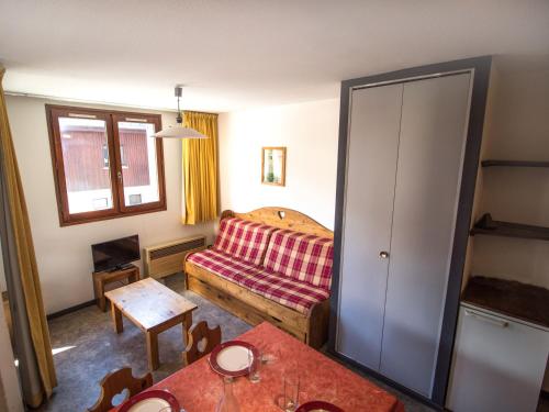 ein Wohnzimmer mit einem Sofa und einem Tisch in der Unterkunft Appartement Lanslebourg-Mont-Cenis, 2 pièces, 4 personnes - FR-1-508-71 in Lanslebourg-Mont-Cenis