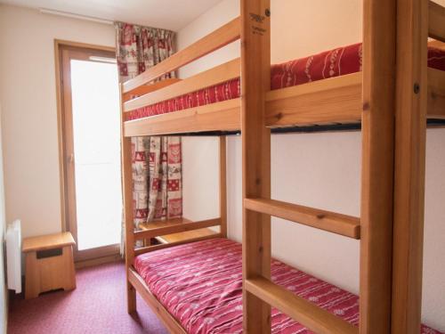 a bunk bed room with two bunk beds at Appartement Lanslevillard, 3 pièces, 5 personnes - FR-1-508-139 in Lanslevillard