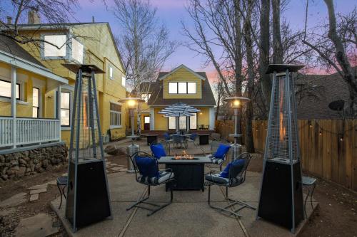 une terrasse avec une table et des chaises ainsi qu'une maison dans l'établissement Bespoke Inn Flagstaff, à Flagstaff