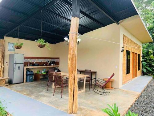 聖塔克魯茲的住宿－Miniapartamento el Guanacaste, cerca Tamarindo，露台配有桌椅和冰箱。