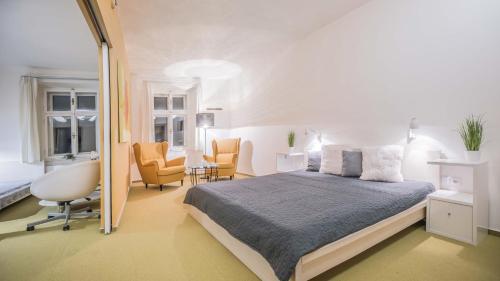1 dormitorio con 1 cama, escritorio y sillas en Penzion a Restaurace 14, en Hostinné