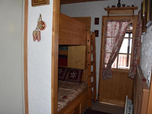 - une petite chambre avec des lits superposés et une fenêtre dans l'établissement Studio équipé, 400m des commerces, terrasse sud, accepte animaux. - FR-1-464-175, à Pralognan-la-Vanoise