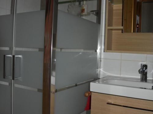 - une petite cuisine avec un évier et un miroir dans l'établissement Studio équipé, 400m des commerces, terrasse sud, accepte animaux. - FR-1-464-175, à Pralognan-la-Vanoise