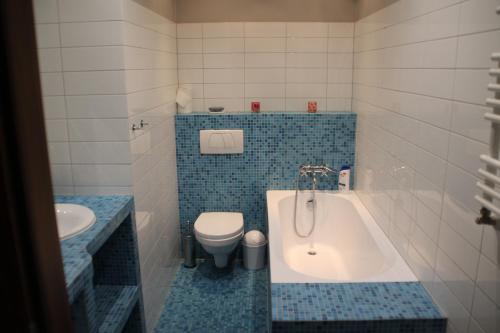 uma casa de banho com uma banheira, um WC e um lavatório. em Szczecin Centrum 1 em Szczecin