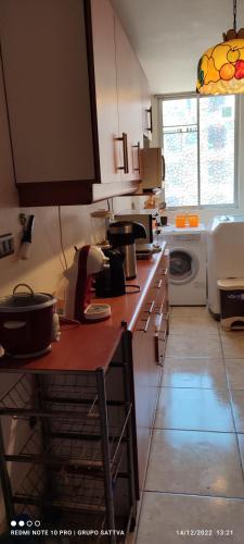 a kitchen with a counter top and a washing machine at Departamento Full 3D 2B Cerca de Playas en Arica in Arica