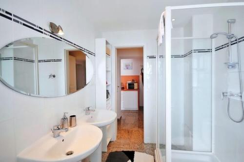 y baño con ducha, lavabo y espejo. en A comfortable apartment with a balcony, very close to the sea, Ustronie Morskie en Ustronie Morskie