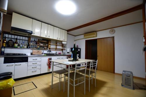 eine Küche mit einem Tisch und einer Flasche Wein darauf in der Unterkunft boschetto - Vacation STAY 05372v in Kami-ichi