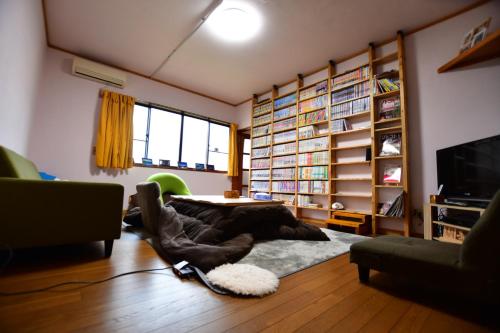 ein Wohnzimmer mit einem Sofa und einem Tisch in der Unterkunft boschetto - Vacation STAY 05372v in Kami-ichi