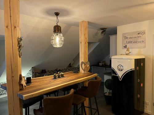 uma cozinha com uma mesa e um frigorífico em Appartement DOM II - Erfurt Domplatz em Erfurt