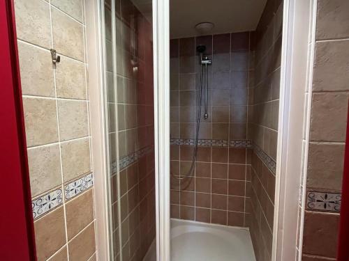 a shower in a tiled bathroom with a shower at Appartement Lanslebourg-Mont-Cenis, 3 pièces, 6 personnes - FR-1-508-256 in Lanslebourg-Mont-Cenis