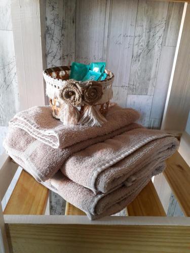 uma pilha de toalhas sentadas numa mesa com um cesto em El Poblador em Santa Rosa