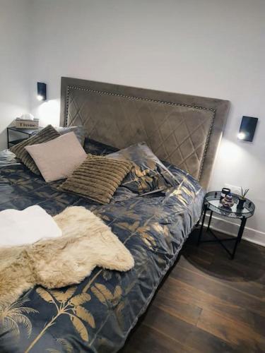 - un lit dans une chambre avec une table dans l'établissement Hôte Stéphanois Studio & parking, à Saint-Étienne