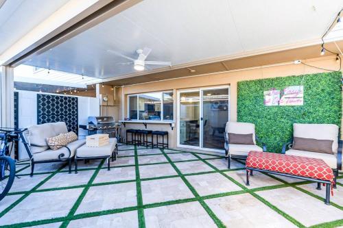 a living room with chairs and a green wall at The Easy of Old Town in Scottsdale