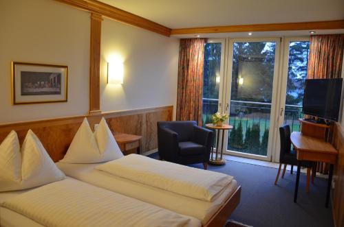 pokój hotelowy z 2 łóżkami i oknem w obiekcie Hotel Alhartinger Hof w Linzu