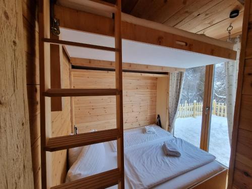 a bedroom with two bunk beds in a cabin at Chaleny - Das erste Tiny House Chalet im Zillertal in Hainzenberg