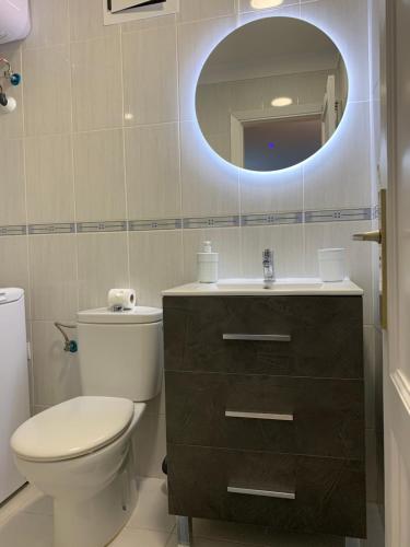 y baño con aseo, lavabo y espejo. en Casa di Luca EL VERGEL by luca properties gran canaria, en Puerto Rico de Gran Canaria